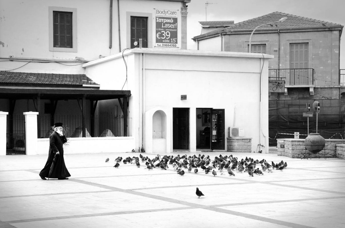  Choses à faire à Larnaca - un prêtre traversant la place à l'église Saint-Lazare 