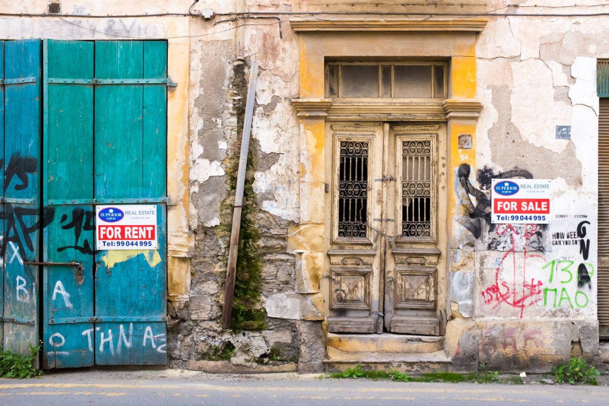  lucruri de făcut în Larnaca - o fotografie a ușilor colorate din Larnaca