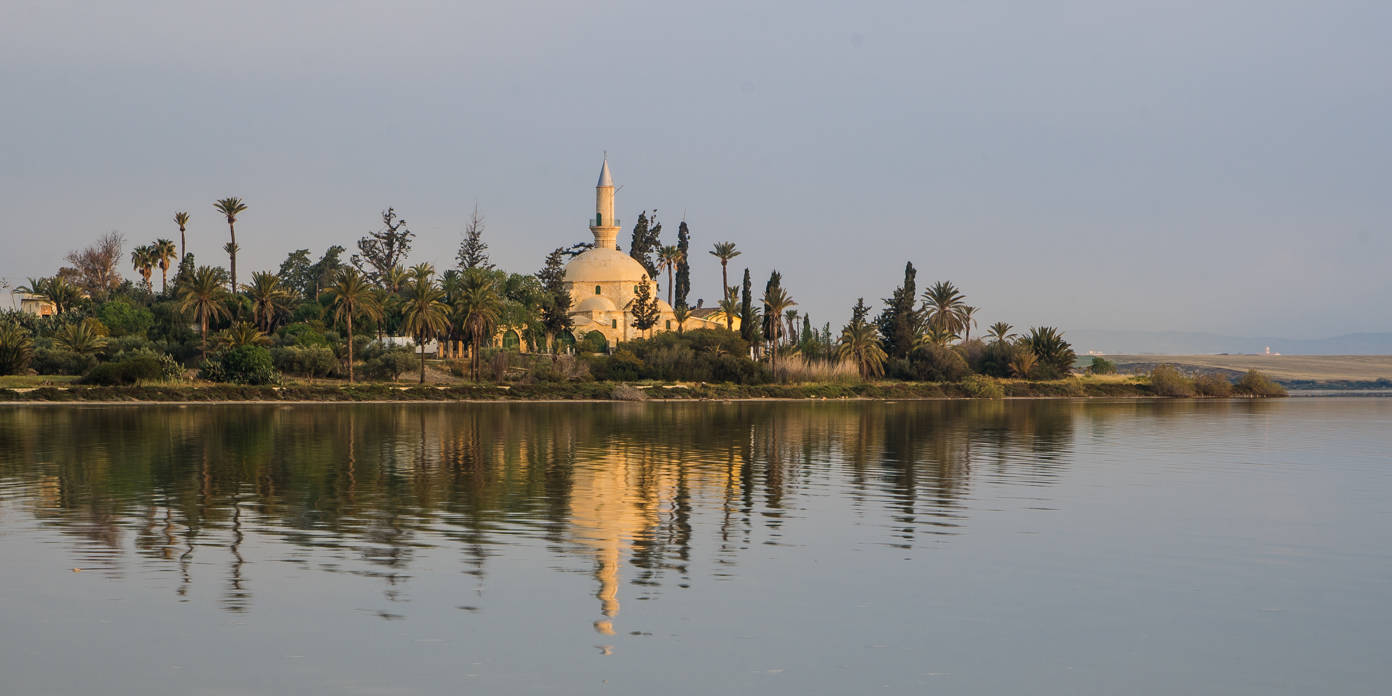 Coisas para fazer em são paulo - olhando através de Larnaca Salt Lake para Hala Sultan Tekke Mesquita