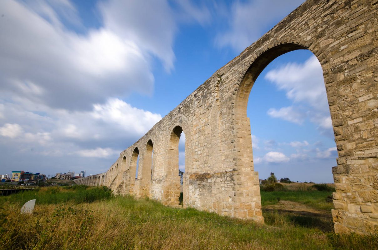  Aktivitäten in Larnaka - ein weitläufiger Blick auf das Aquädukt von Kamares